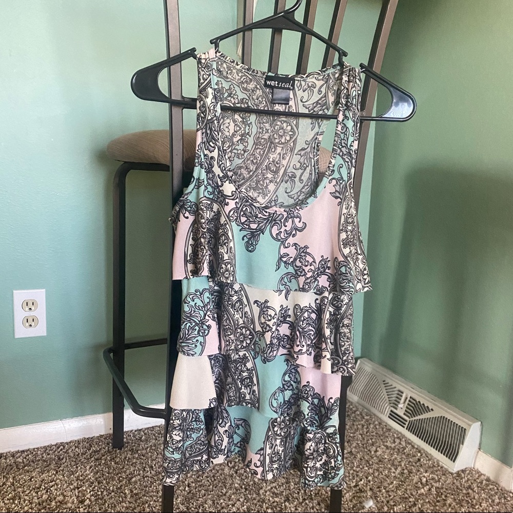Layered & flowy racer back tank top. Size S